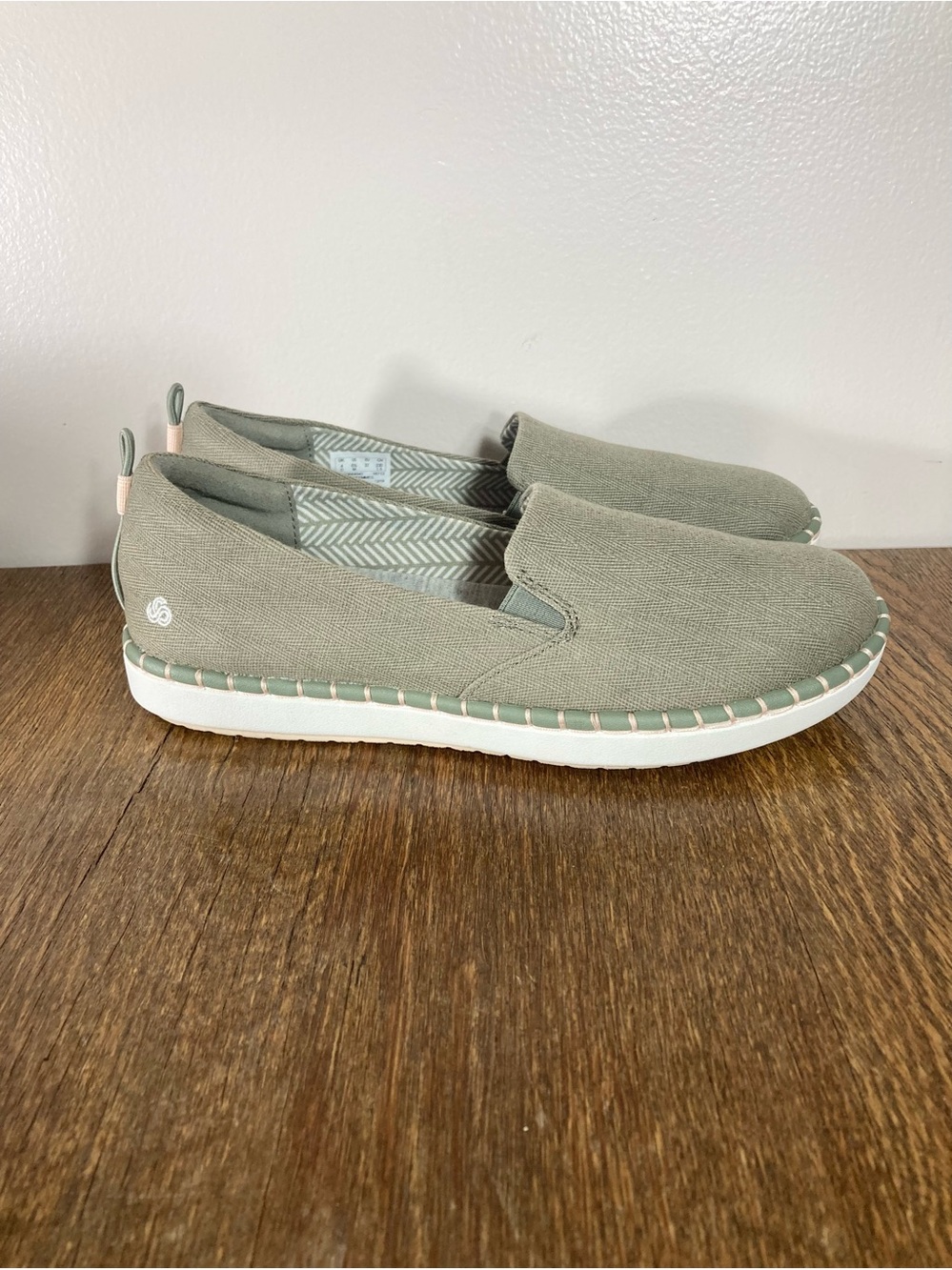 Clarks Step Glow Slip On Casual Shoe Women’s Size 6.5 Olive